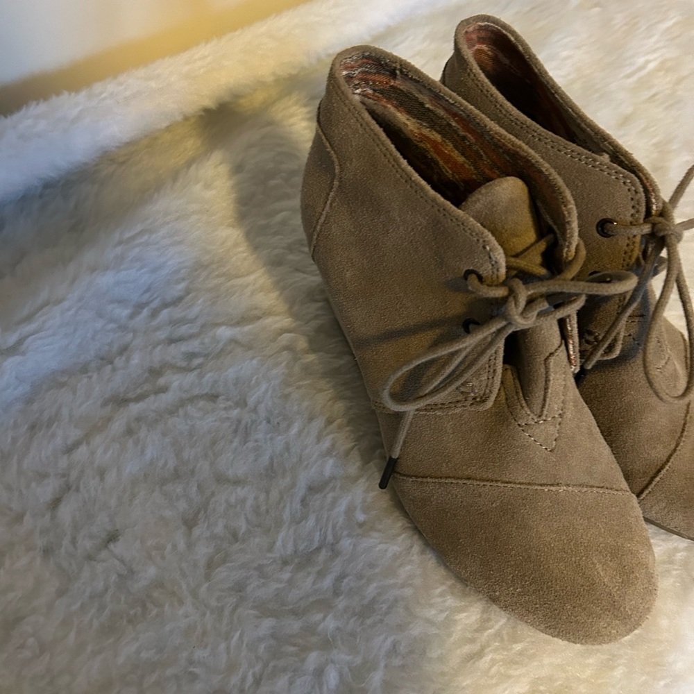 Toms taupe wedge booties suede size 7.5